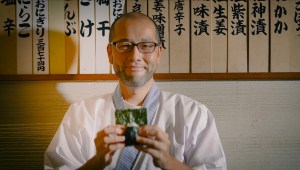 Yosuke Miura sigue la tradición del restaurante de onigiri más antiguo de Tokio.