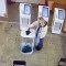 Una mujer vierte tinta verde sobre las urnas como protesta a las elecciones en Rusia.