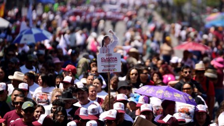Los partidarios de Claudia Sheinbaum asisten al evento de lanzamiento de su campaña presidencial en la Plaza del Zócalo el 1 de marzo de 2024 en Ciudad de México, México. (Foto de Jaime López/Getty Images)