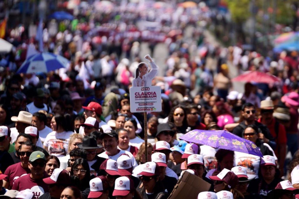Los partidarios de Claudia Sheinbaum asisten al evento de lanzamiento de su campaña presidencial en la Plaza del Zócalo el 1 de marzo de 2024 en Ciudad de México, México. (Foto de Jaime López/Getty Images)