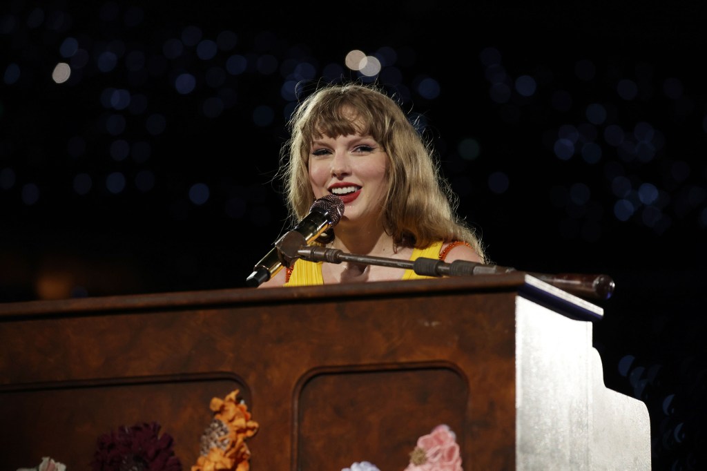Taylor Swift se presenta en el escenario de Singapur el sábado. (Ashok Kumar/TAS24/Getty Images)