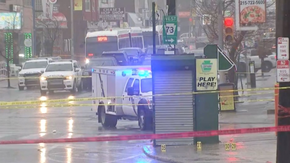 La policía investiga un tiroteo en el noreste de Filadelfia el miércoles. (Crédito: WPVI)