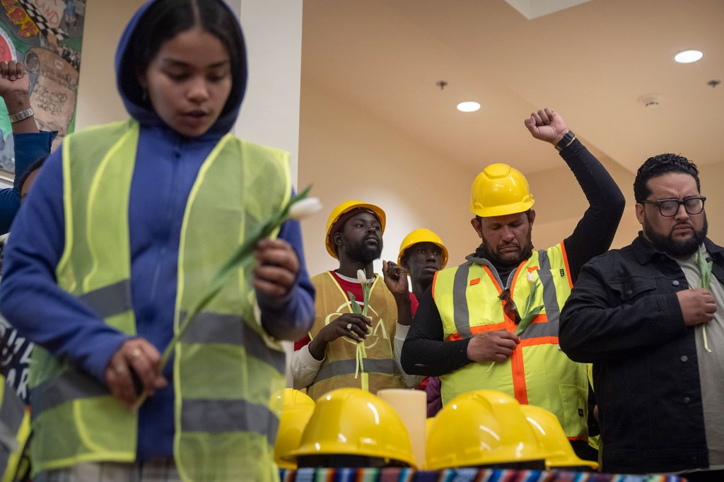 Trabajadores de la construcción y simpatizantes reflexionan durante un momento de oración en una vigilia y conferencia de prensa de CASA de Maryland el viernes en Baltimore. (Mark Schiefelbein/AP)