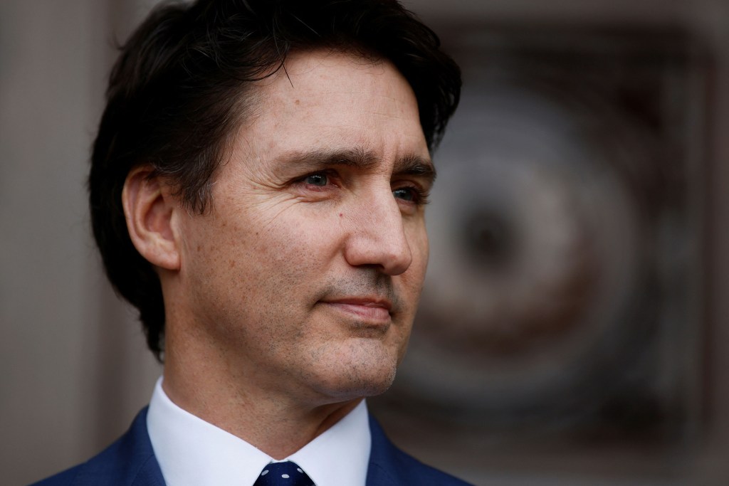 El primer ministro de Canadá, Justin Trudeau, espera para saludar al presidente de Ecuador, Daniel Noboa, en Ottawa, Canadá, el 5 de marzo. (Blair Gable/Reuters)