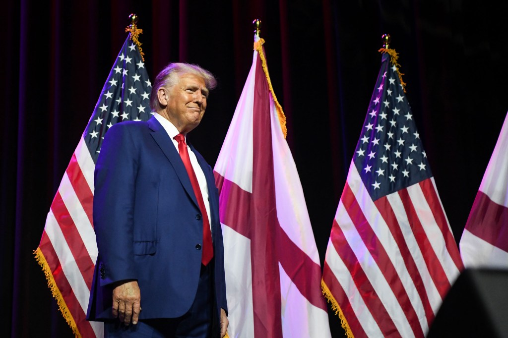 El expresidente Donald Trump observa durante la reunión de verano de 2023 del Partido Republicano de Alabama en el Hotel Renaissance Montgomery el 4 de agosto de 2023 en Montgomery, Alabama. (Julie Bennett/Getty Images)