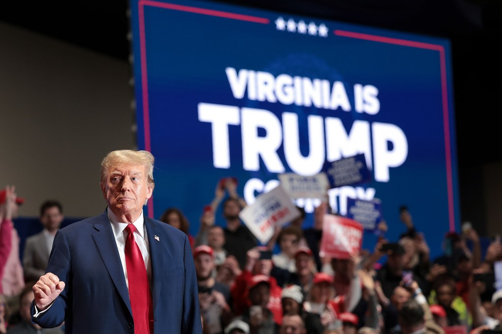 El expresidente Donald Trump reacciona ante sus seguidores cuando llega al escenario durante un mitin Get Out the Vote el 2 de marzo de 2024 en Richmond, Virginia.