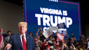 El expresidente Donald Trump reacciona ante sus seguidores cuando llega al escenario durante un mitin Get Out the Vote el 2 de marzo de 2024 en Richmond, Virginia.