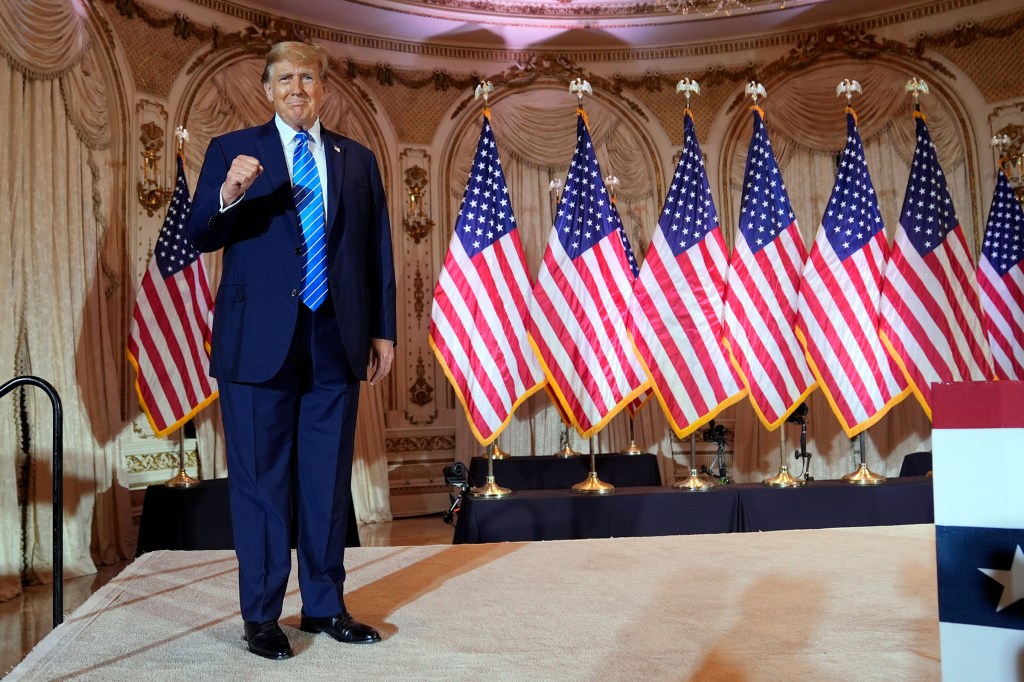 El expresidente Donald Trump llega para hablar en una fiesta nocturna electoral del supermartes en Mar-a-Lago en Palm Beach, Florida. (Evan Vucci/AP)