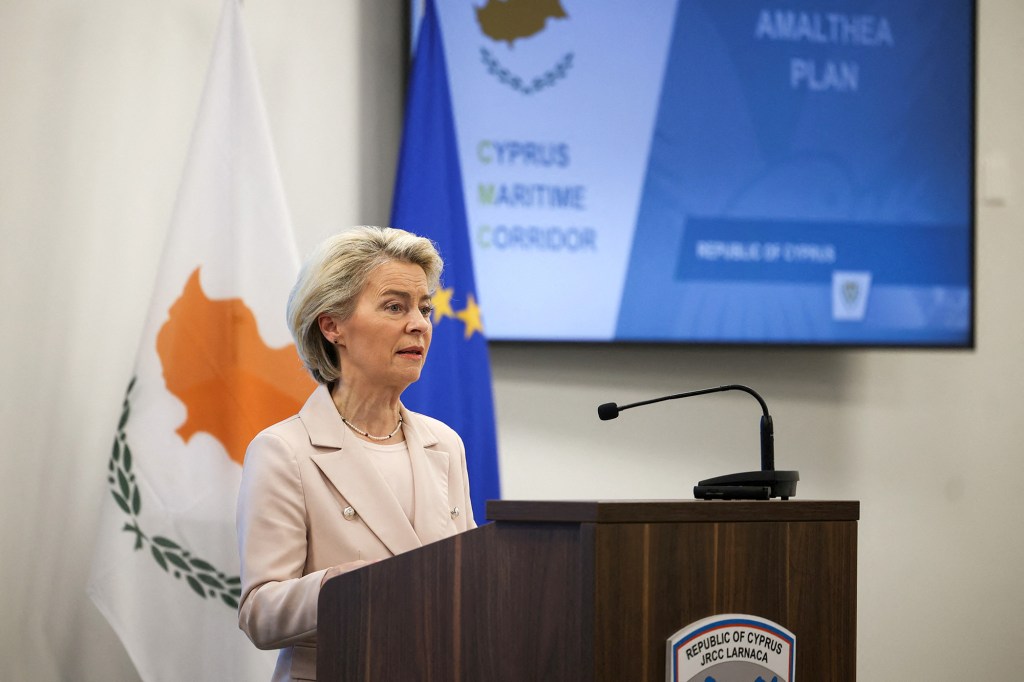 La presidenta de la Comisión Europea, Ursula von der Leyen, habla en una conferencia de prensa en el Centro Conjunto de Coordinación de Rescate de Zenon en Larnaca, Chipre, el 8 de marzo. (Foto: Yiannis Kourtoglou/Reuters).