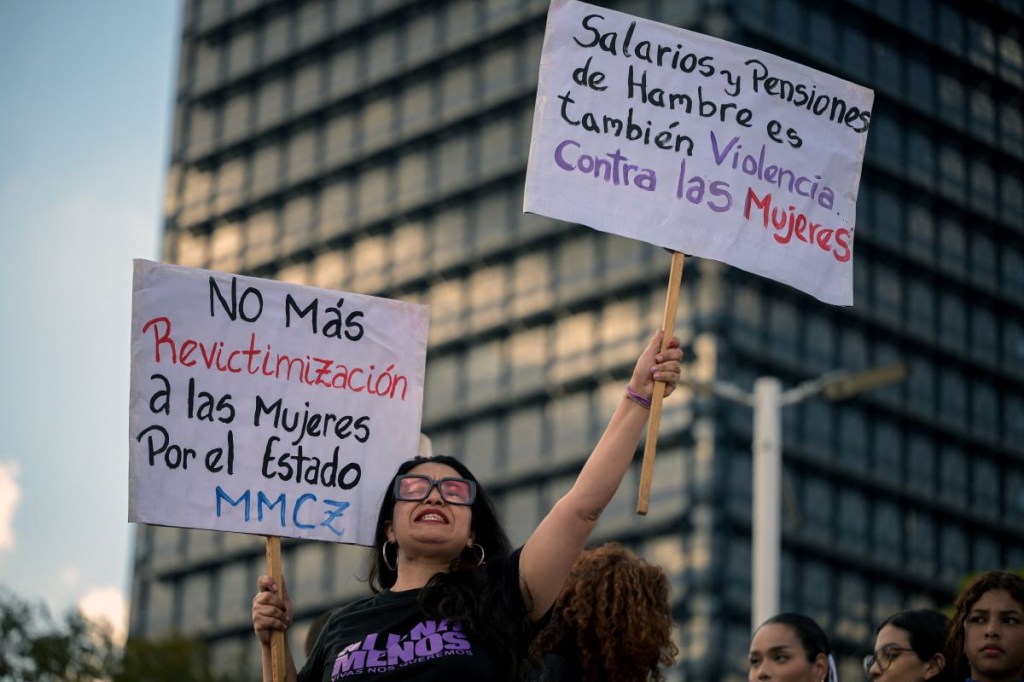 Mujeres participan en una manifestación para exigir mayores derechos para las mujeres durante el Día Internacional de la Mujer en Caracas, el 8 de marzo de 2024. (Foto de FEDERICO PARRA/AFP vía Getty Images)