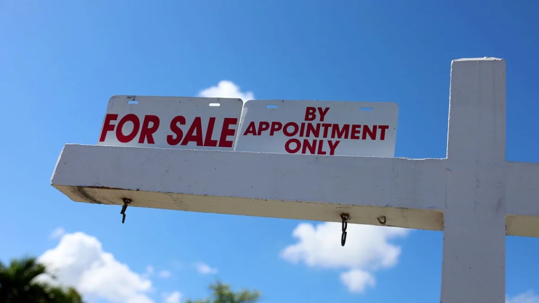 Un cartel con un anuncio de "Se vende" frente a una casa el 22 de febrero de 2023 en Miami, Florida. (Foto: Joe Raedle/Getty Images/archivo).