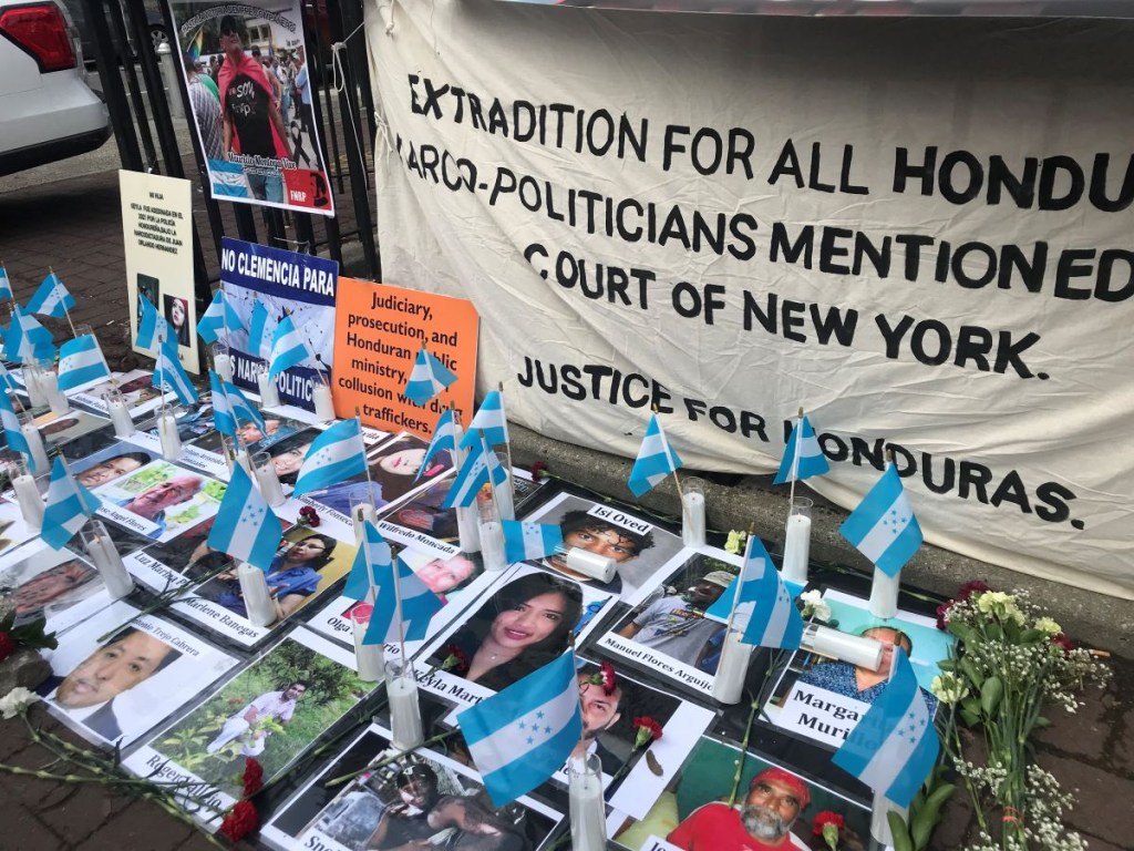 Se instala un memorial a las víctimas del narcotráfico frente al tribunal federal de Manhattan mientras el jurado delibera durante el juicio por narcotráfico del expresidente de Honduras Juan Orlando Hernández el 7 de marzo de 2024, en la ciudad de Nueva York. (ANA FERNANDEZ/AFP via Getty Images)
