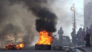 Neumáticos en llamas cerca de la prisión principal de Puerto Príncipe, Haití, el 3 de marzo de 2024, tras una fuga de varios miles de reclusos. (Luckenson Jean/AFPTV/AFP/Getty Images/Archivo)