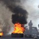 Neumáticos en llamas cerca de la prisión principal de Puerto Príncipe, Haití, el 3 de marzo de 2024, tras una fuga de varios miles de reclusos. (Luckenson Jean/AFPTV/AFP/Getty Images/Archivo)