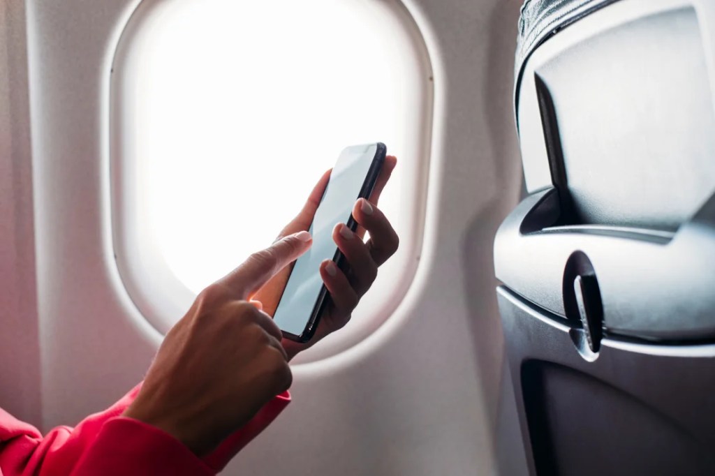 Muchas aerolíneas importantes ofrecen conectividad total de wifi a los pasajeros. (Foto: mihailomilovanovic/E+/Getty Images).