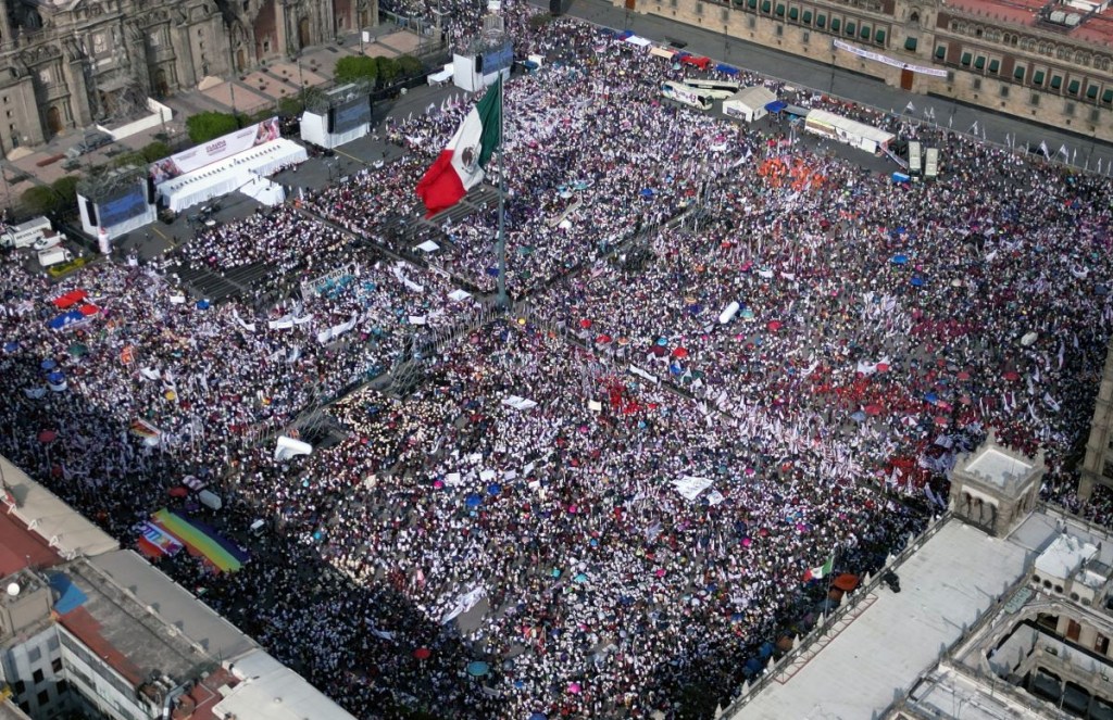 Vista aérea de la explanada del Zócalo que muestra a los partidarios en un mitin de la candidata presidencial de izquierda mexicana Claudia Sheinbaum durante el inicio oficial de su campaña en la Ciudad de México el 1 de marzo de 2024. (Foto de ALFREDO ESTRELLA/AFP vía Getty Images)