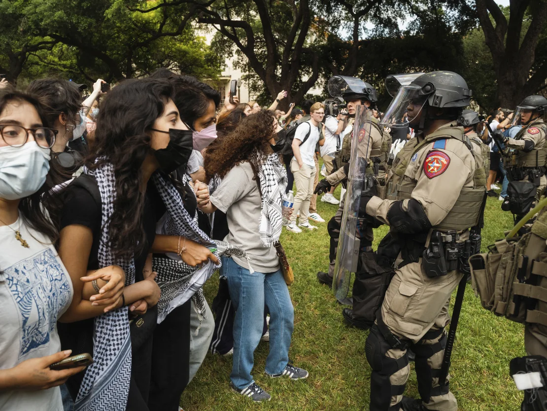 Para pengunjuk rasa bentrok dengan polisi negara bagian Texas selama protes pro-Palestina di Universitas Texas di Austin pada hari Rabu.  (Foto: Jordan Vonderhaar/Bloomberg melalui Getty Images)
