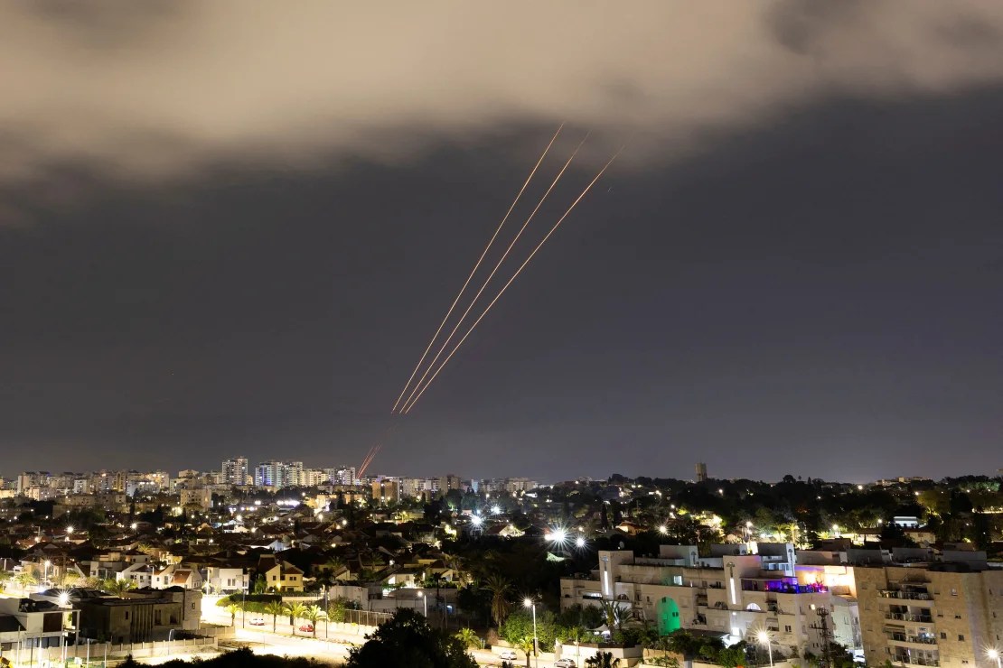 Un sistema antimisiles opera después de que Irán lanzara drones y misiles hacia Israel, visto desde Ashkelon, Israel. (Crédito: Amir Cohen/Reuters)