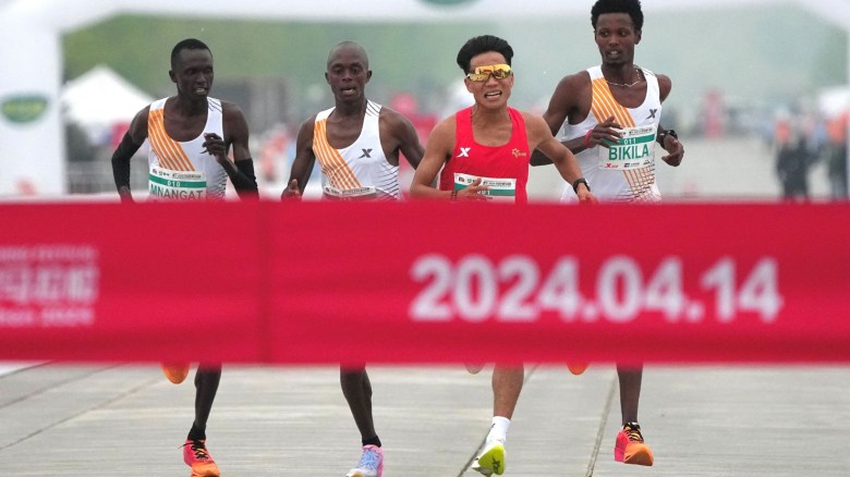 El corredor chino He Jie, el etíope Dejene Hailu Bikila y los kenianos Robert Keter y Willy Mnangat en la línea de meta del medio maratón de Beijing el 14 de abril de 2024. (Crédito: China Stringer Network/Reuters)