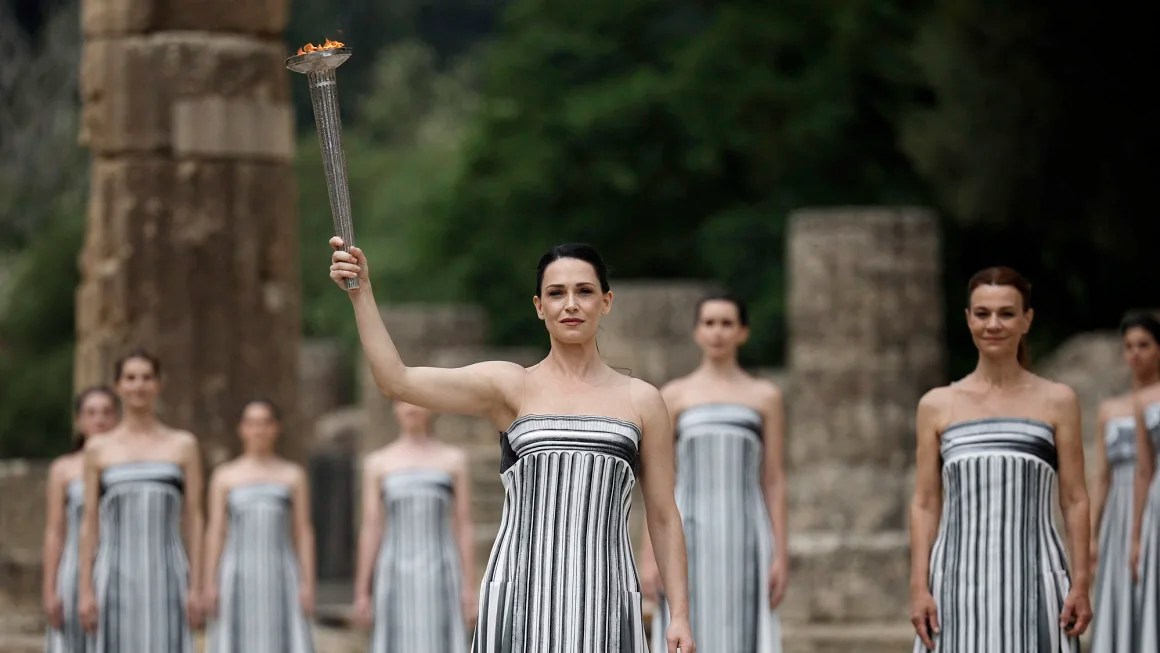 Se enciende la llama de París 2024 en un evento coreografiado en la cuna de los antiguos Juegos Olímpicos