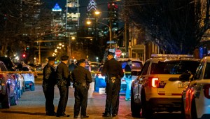 La policía investiga la escena de un tiroteo que dejó muerto a un niño de 12 años. (Tom Gralish/The Philadelphia Inquirer/AP/archivo)