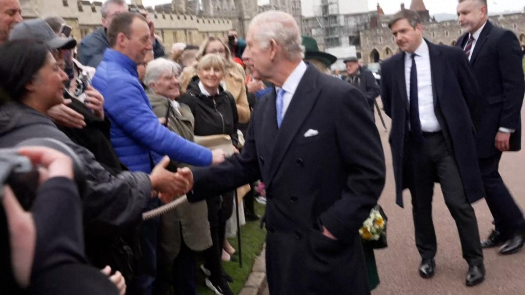 El rey Carlos saluda al público tras la misa de Pascua