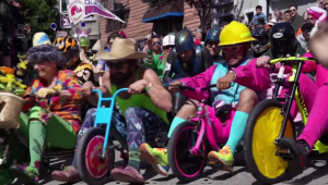 Decenas de triciclos compitieron en una carrera en San Francisco
