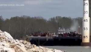 Video: Embarcación choca contra un puente en Oklahoma