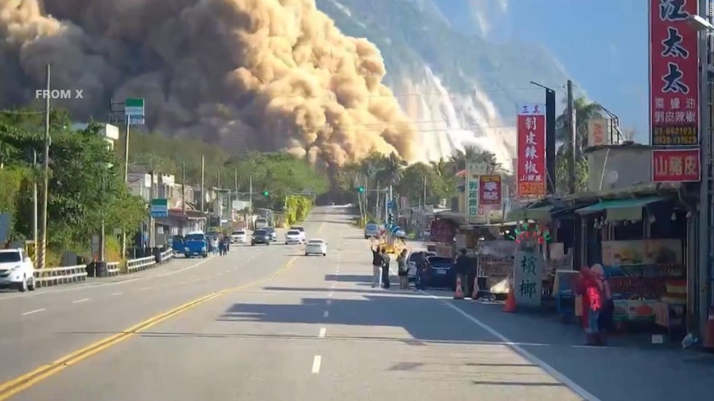 Deslizamiento de tierra arrasa una carretera tras el terremoto en Taiwán
