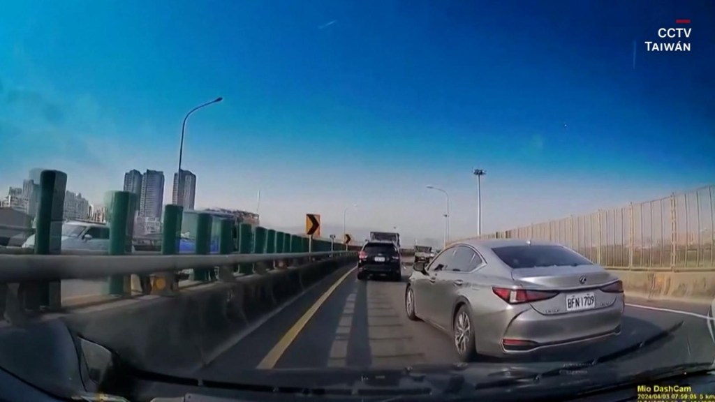 Autos se tambalean en una autopista por el terremoto en Taiwán