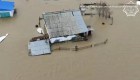 Rescatistas evacúan camellos por las inundaciones en Kazajstán