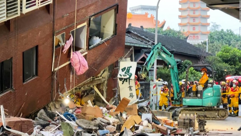 Rescatistas buscan sobrevivientes en Taiwán tras peligroso terremoto de 7,4