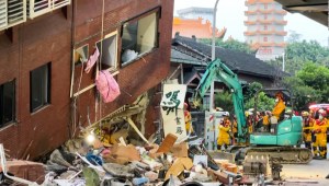Rescatistas buscan sobrevivientes en Taiwán tras peligroso terremoto de 7,4