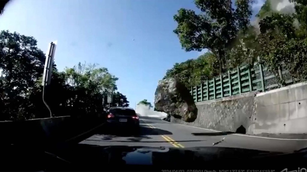 Auto es golpeado por una roca durante el terremoto en Taiwán