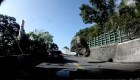 Auto es golpeado por una roca durante el terremoto en Taiwán