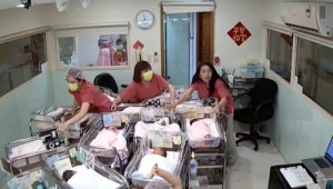 Enfermeras protegen a bebés durante el terremoto en Taiwán