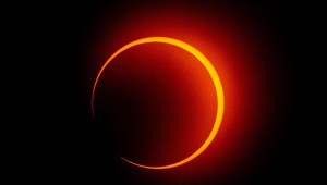 ¿Cómo se ve un eclipse solar total?