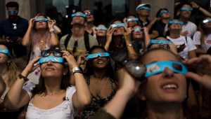 Científica recomienda protegerse los ojos para ver el eclipse solar
