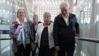 Diplomáticos mexicanos regresan a su país desde Quito, Ecuador