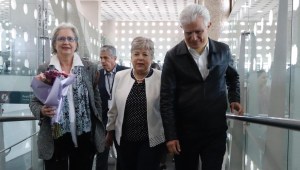Diplomáticos mexicanos regresan a su país desde Quito, Ecuador