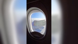 Video: Cubierta del motor de un avión se desprende