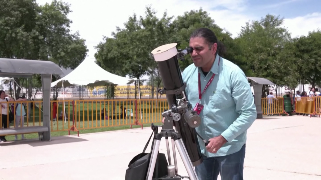 Decenas de personas se reúnen en el planetario de Torreón para ver el eclipse