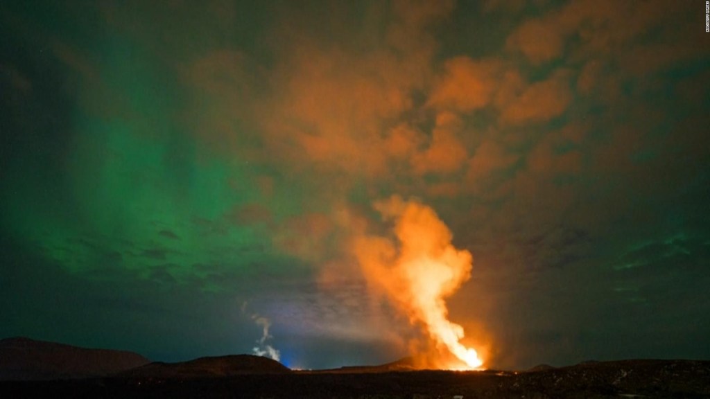 Auroras y lava del volcán de Grindavik dejan una impactante postal