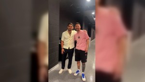 Abrazo entre campeones del mundo: Lionel Messi e Ilia Topuria