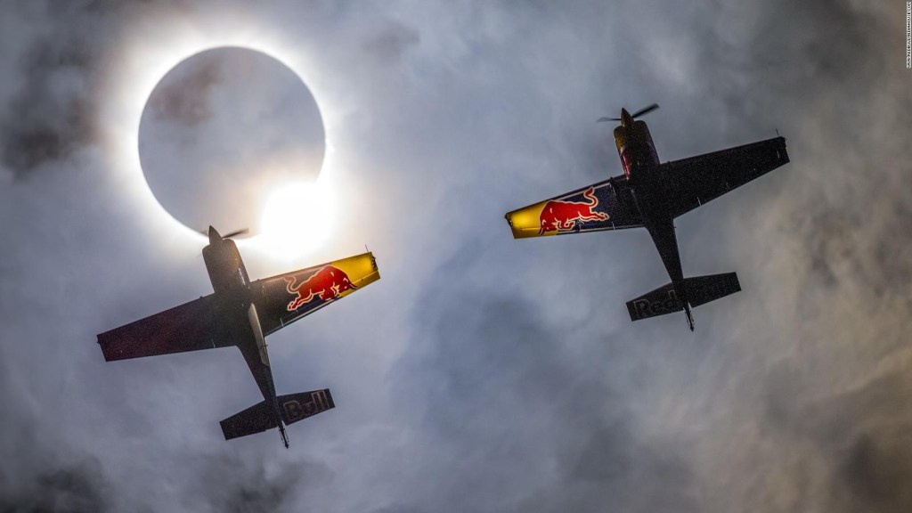 Pilotos de Red Bull realizan vuelo sincronizado durante eclipse solar