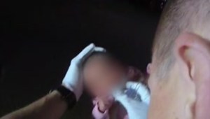 Video: Policía salva a bebé recién nacida que no podía respirar