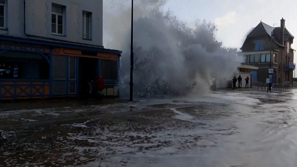 Olas gigantes golpean en el bulevar costero y sorprenden a peatones en Francia