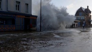 Olas gigantes golpean en el bulevar costero y sorprenden a peatones en Francia