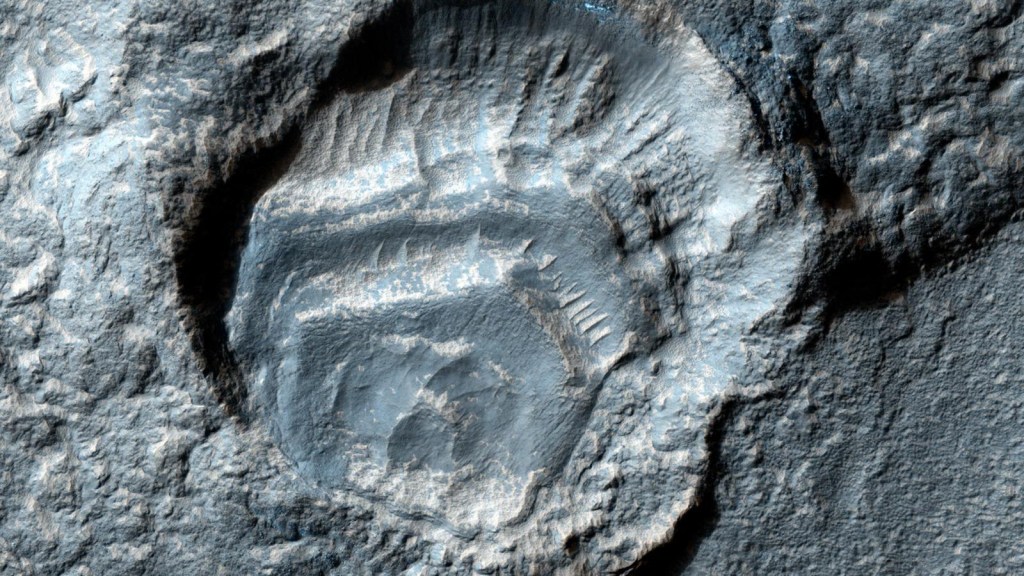 Un extraño cráter "con pies y dedos", la imagen de la semana de la NASA