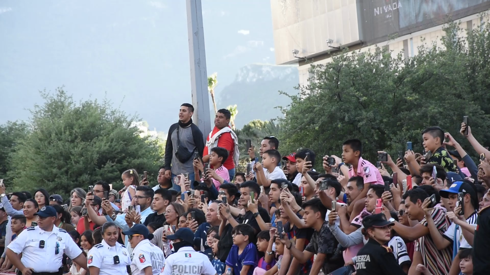 Video| Los mexicanos recibieron con cantos a Messi en Monterrey